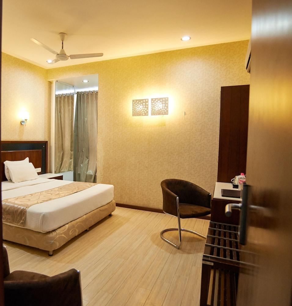 Hotel Sai Mahal Ширді Екстер'єр фото