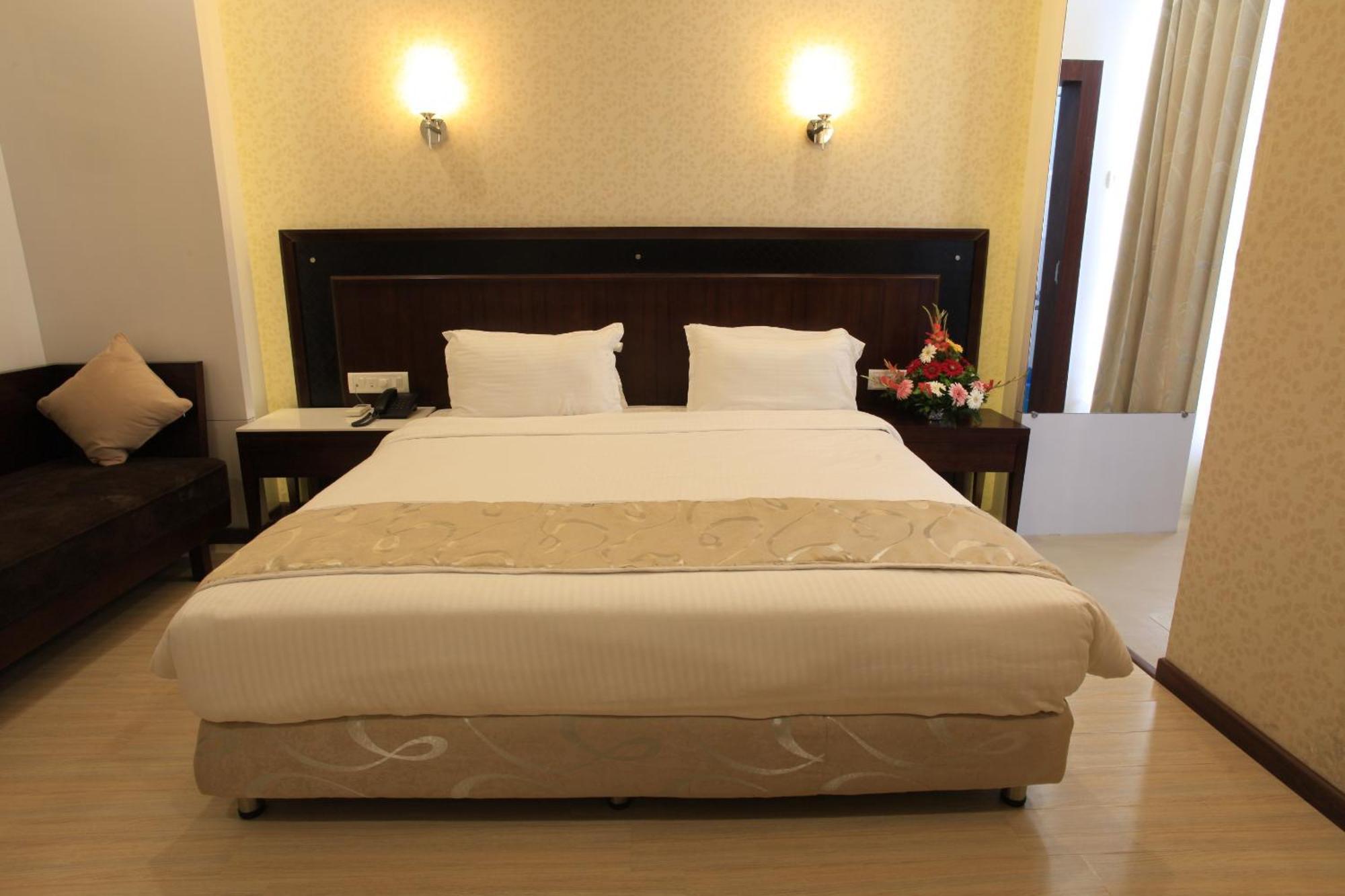 Hotel Sai Mahal Ширді Екстер'єр фото