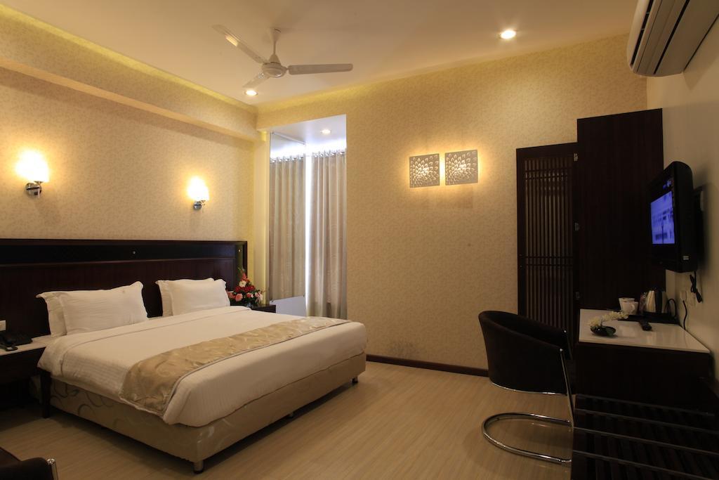 Hotel Sai Mahal Ширді Номер фото